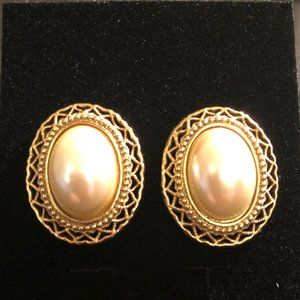 Vintage Gold Tone Mabe Pearl Earrings